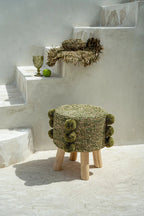 Tabouret rond vert olive tressé, pieds bois, pompons décoratifs