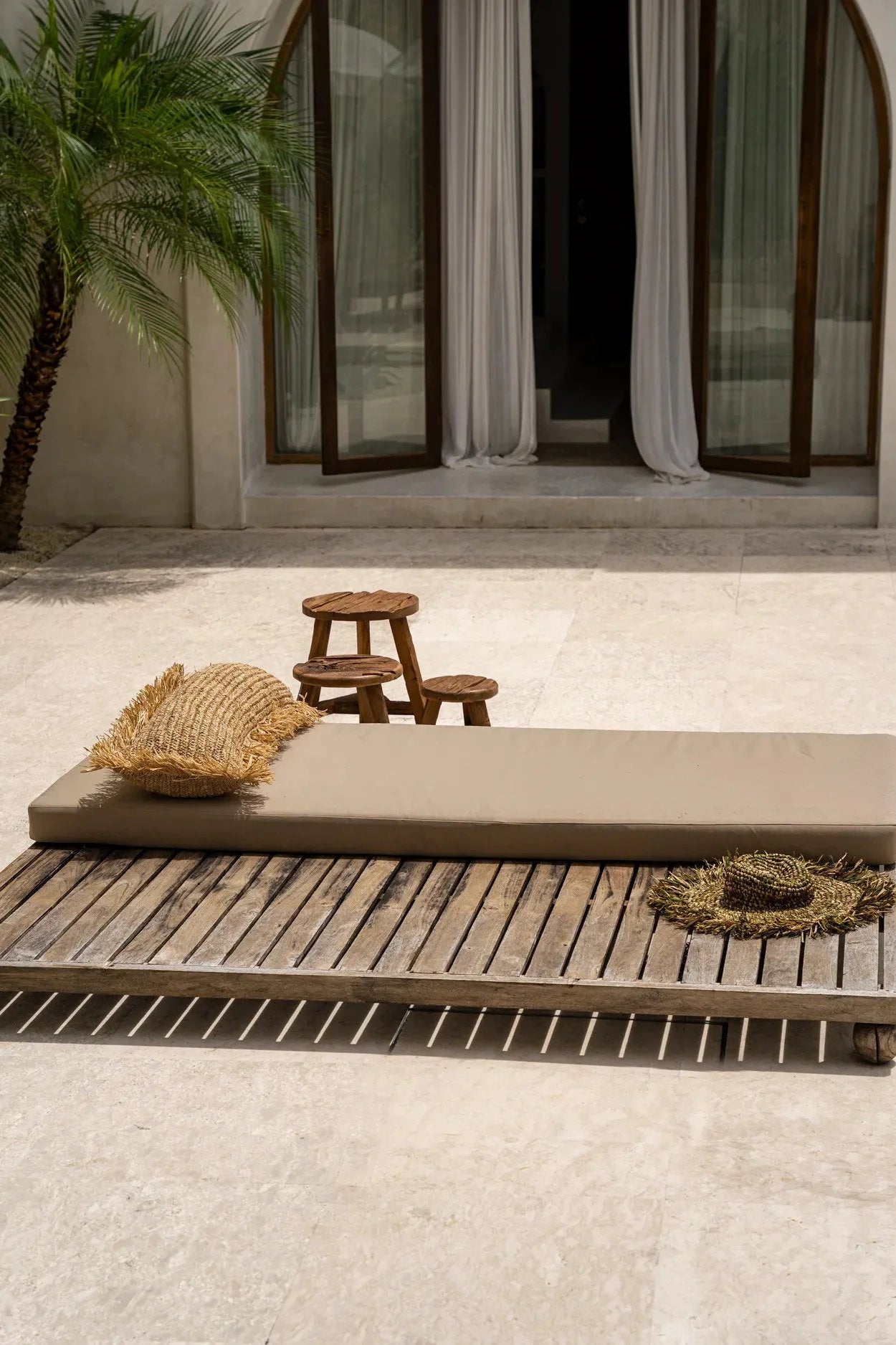 Transat en bois rustique avec coussin beige et accents en raphia