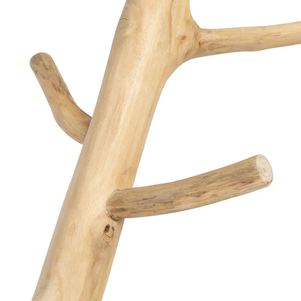 Portemanteau en bois pour le produit Le Cintre en Béton Naturel