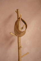 Visière en paille tissée naturelle pour le produit Le cintre en béton Naturel