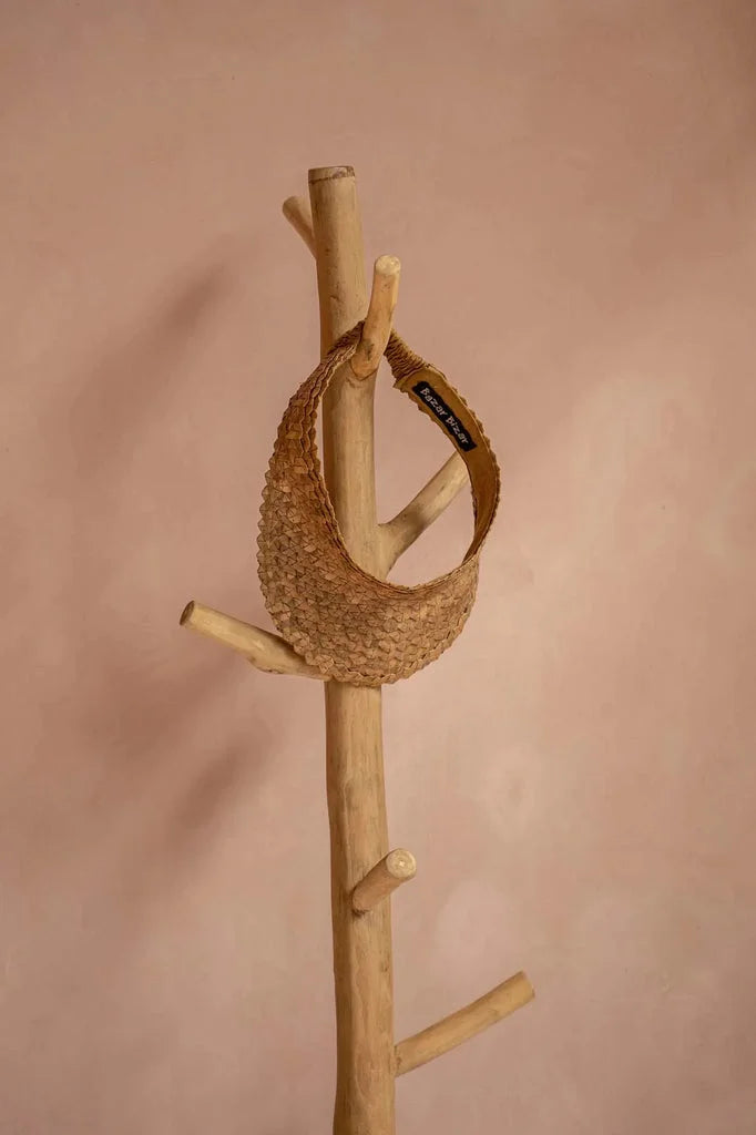 Visière en paille tissée naturelle pour le produit Le cintre en béton Naturel