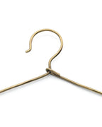 Cintre en laiton doré martelé triangulaire artisanal