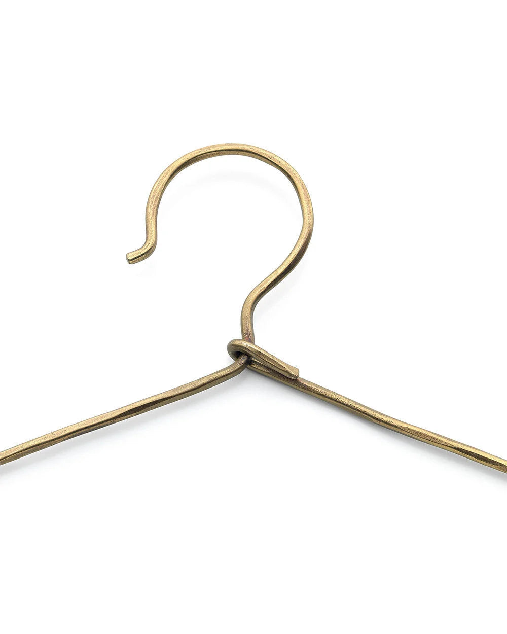 Cintre en laiton doré martelé triangulaire artisanal