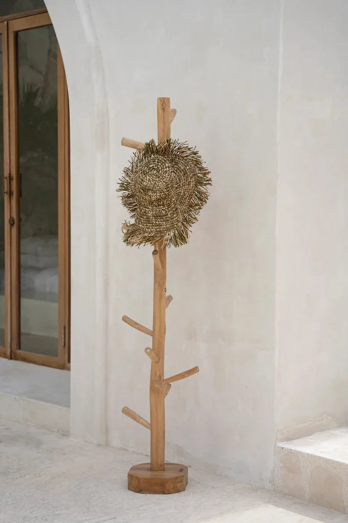 Porte-manteau en bois avec chapeau en paille dans le produit Le Cintre Naturel