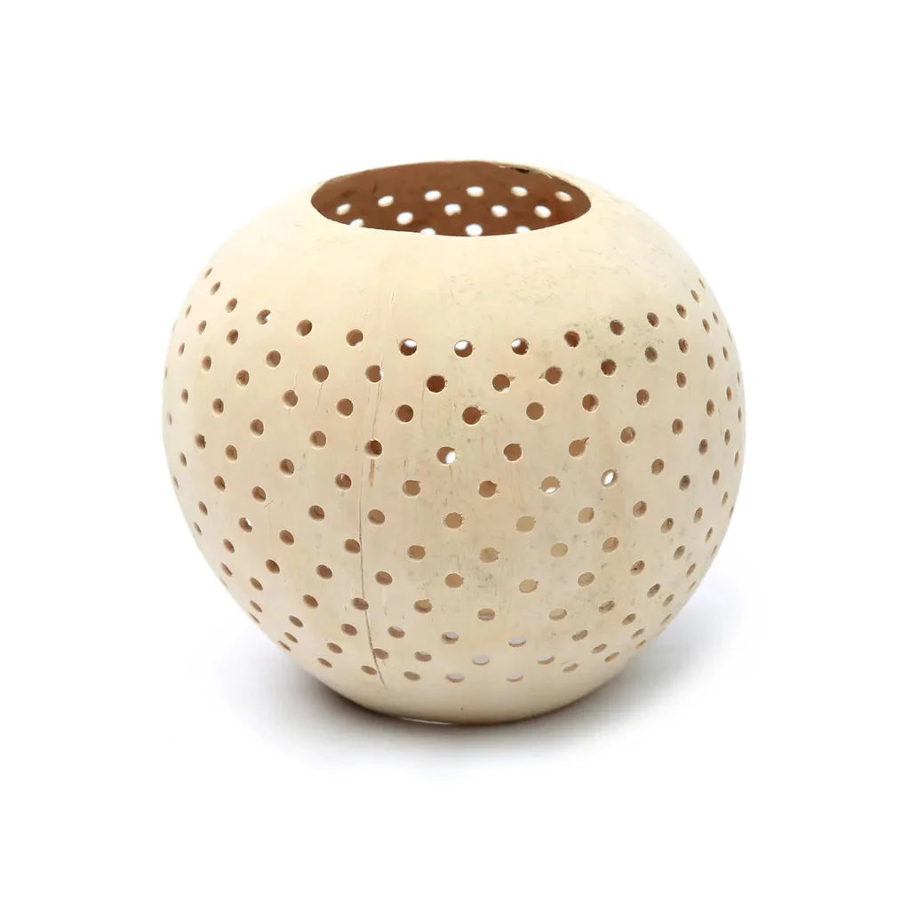 Bougeoir sphérique perforé couleur ivoire Le Coconut Spot Naturel pour décoration intérieure