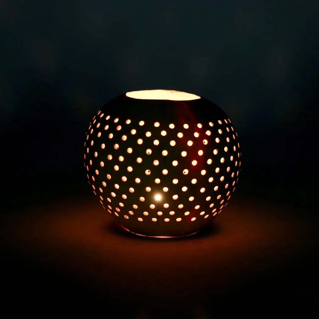 Support de bougie sphérique perforé Le Coconut Spot Naturel pour ambiance chaleureuse