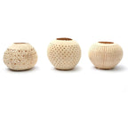 Trois vases décoratifs sphériques dans le produit Le Coconut Spot Naturel