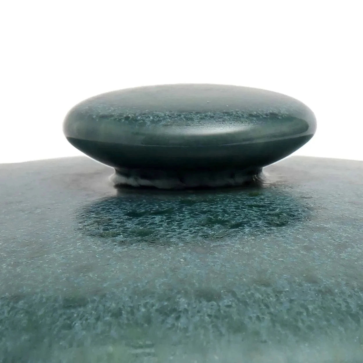 Couvercle céramique vert profond lisse avec bouton rond texturé