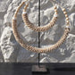 Deux colliers en coquillage sur un support pour le collier à double coquillage Naturel