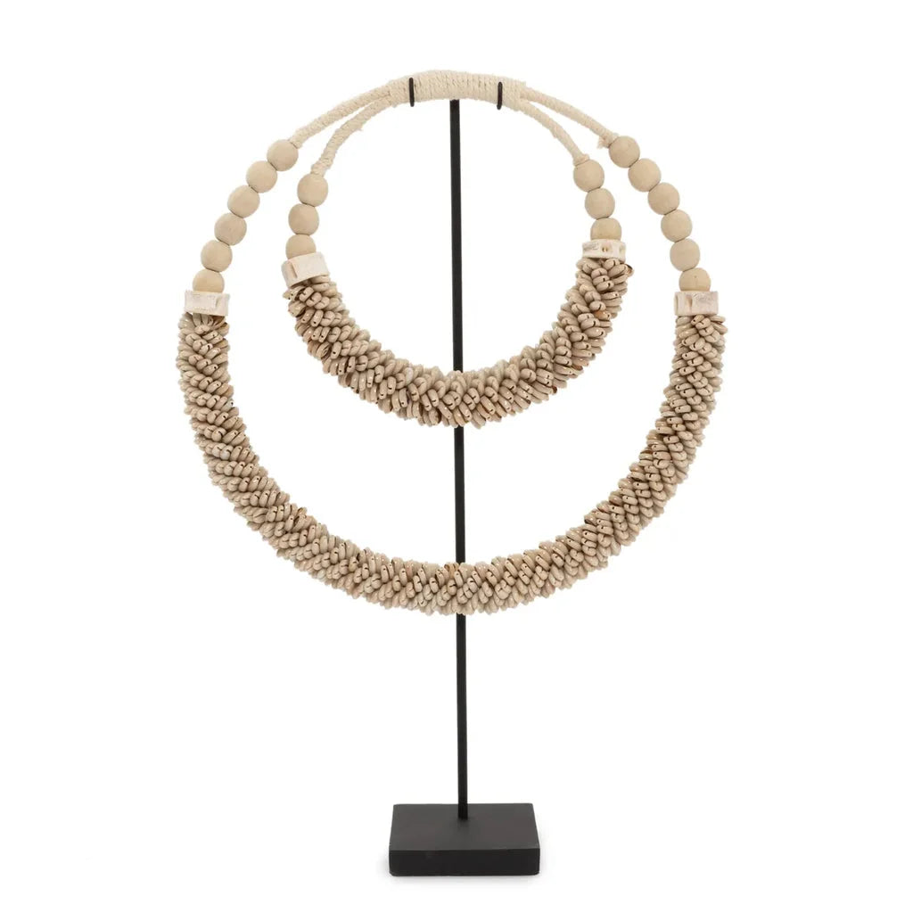 Collier décoratif en coquillages et perles sur support pour le produit Naturel