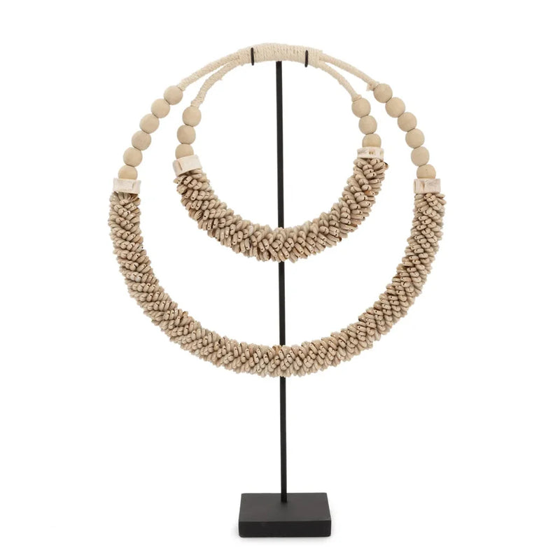 Collier décoratif en coquillages et perles sur support pour le produit Naturel