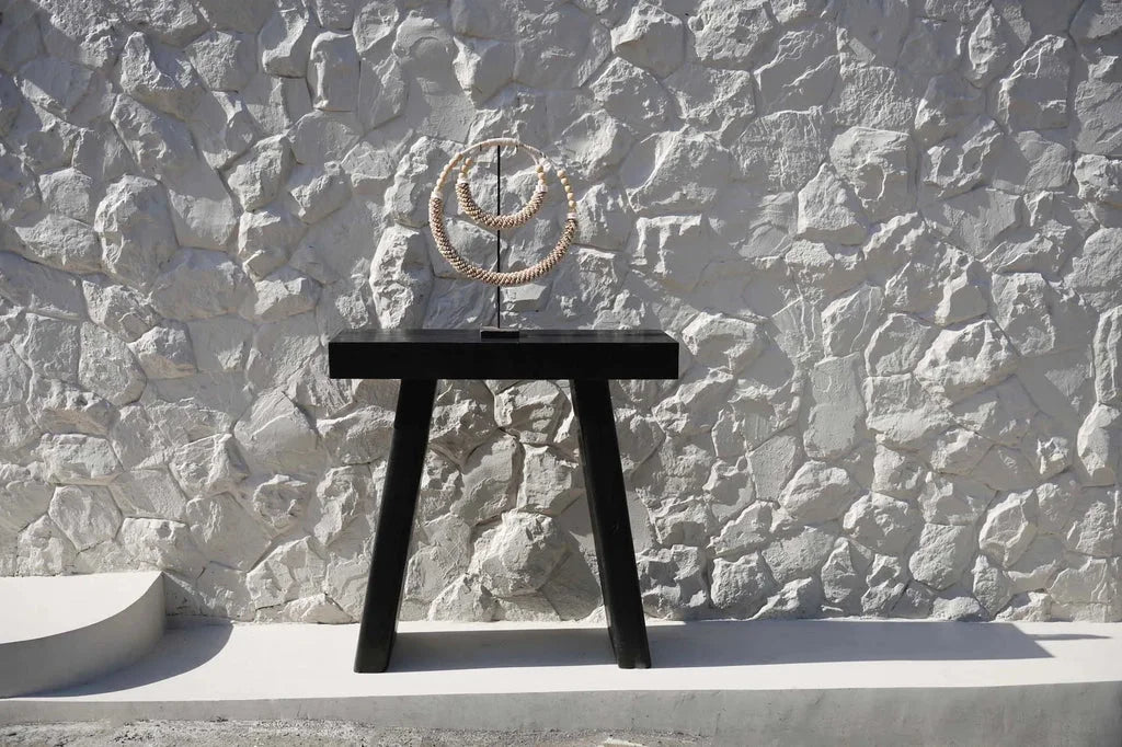Table d’appoint en bois noir avec colliers décoratifs en coquillage pour Le collier à double coquillage sur support Naturel