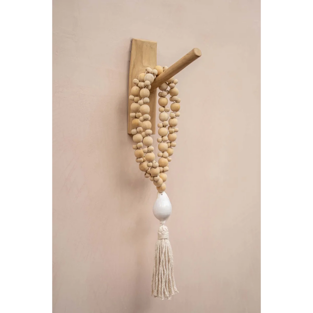 Collier décoratif coquillage, perles bois naturel blanc écru avec pompon blanc et accent céramique