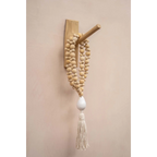 Collier décoratif coquillage, perles bois naturel blanc écru avec pompon blanc et accent céramique