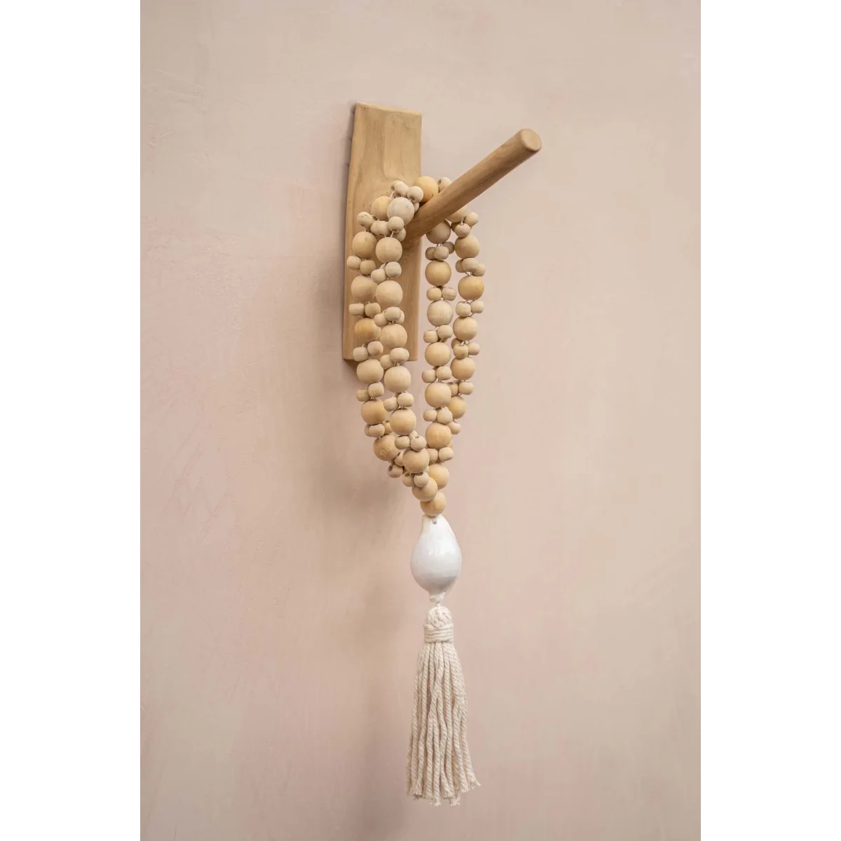 Collier décoratif coquillage, perles bois naturel blanc écru avec pompon blanc et accent céramique