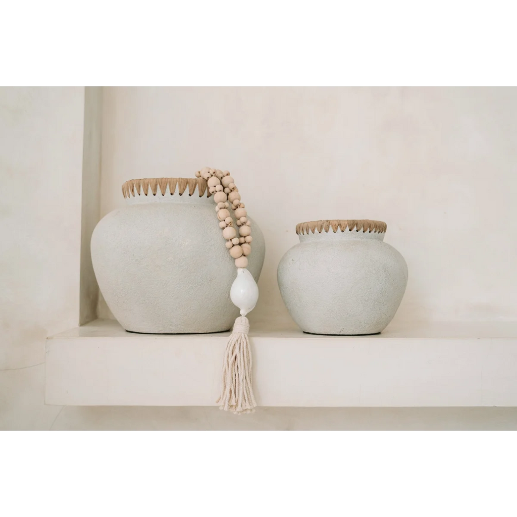 Vase en céramique blanche avec bord en bois, accents coquillages et perles naturelles