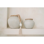 Vase en céramique blanche avec bord en bois, accents coquillages et perles naturelles