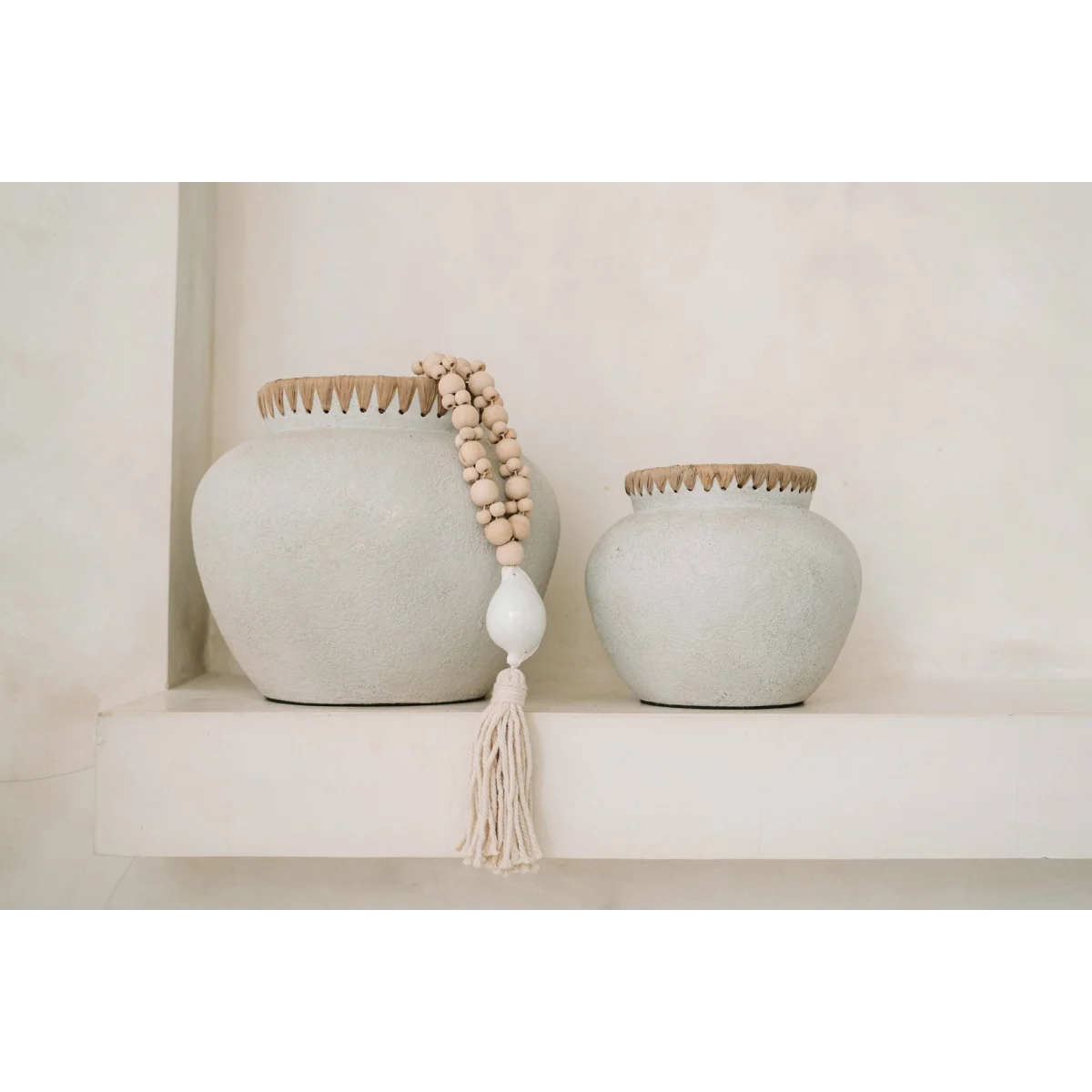 Vase en céramique blanche avec bord en bois, accents coquillages et perles naturelles