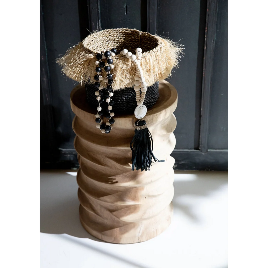 Panier bohème en paille avec glands noirs et perles blanches, brun naturel