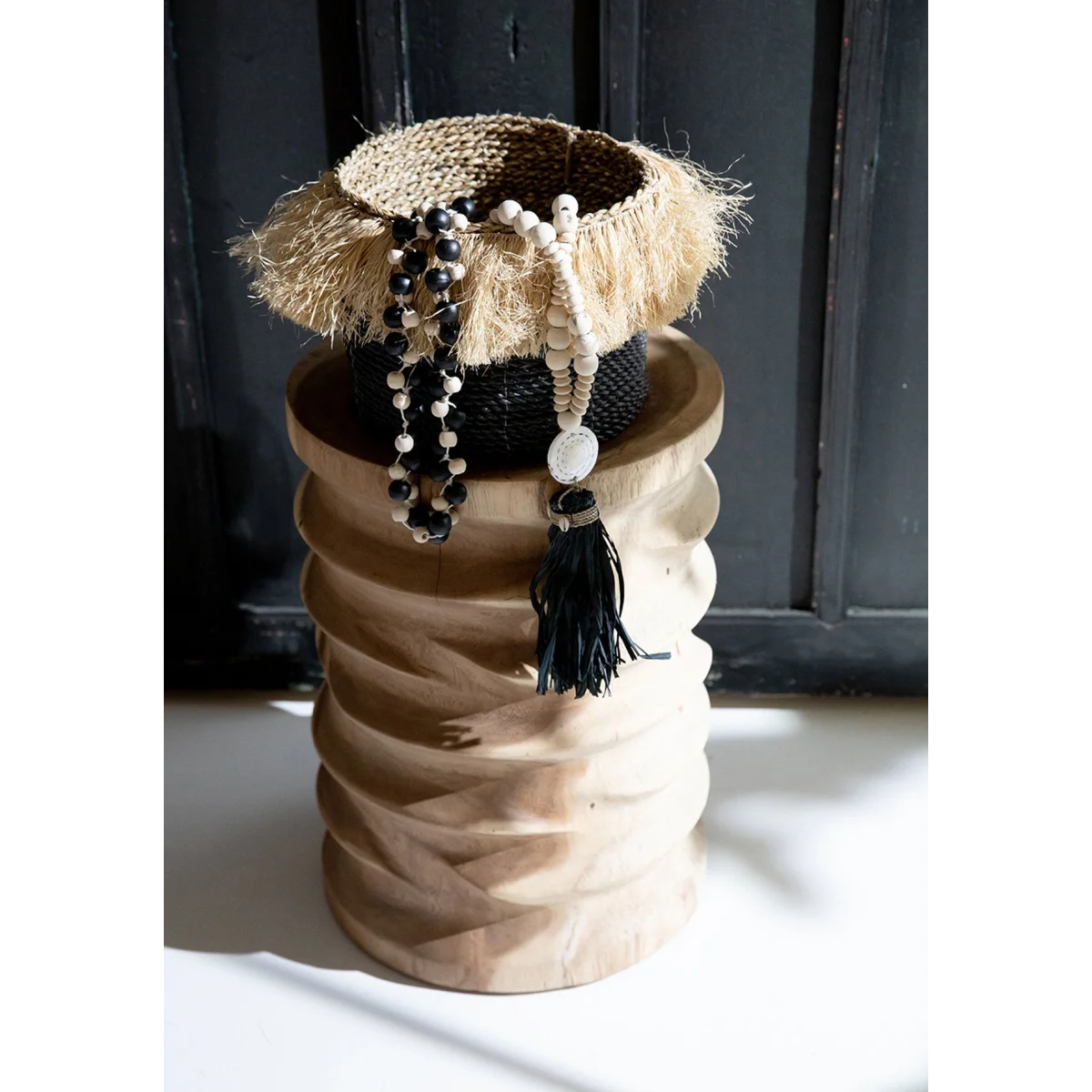 Panier bohème en paille avec glands noirs et perles blanches, brun naturel