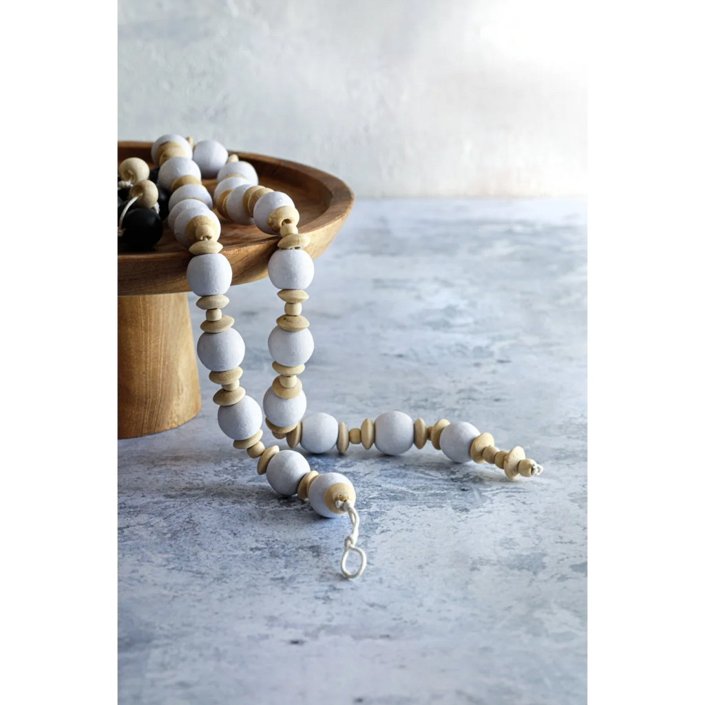 Collier décoratif en perles blanches et or avec fermoir argent