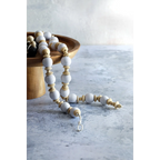 Collier décoratif en perles blanches et or avec fermoir argent