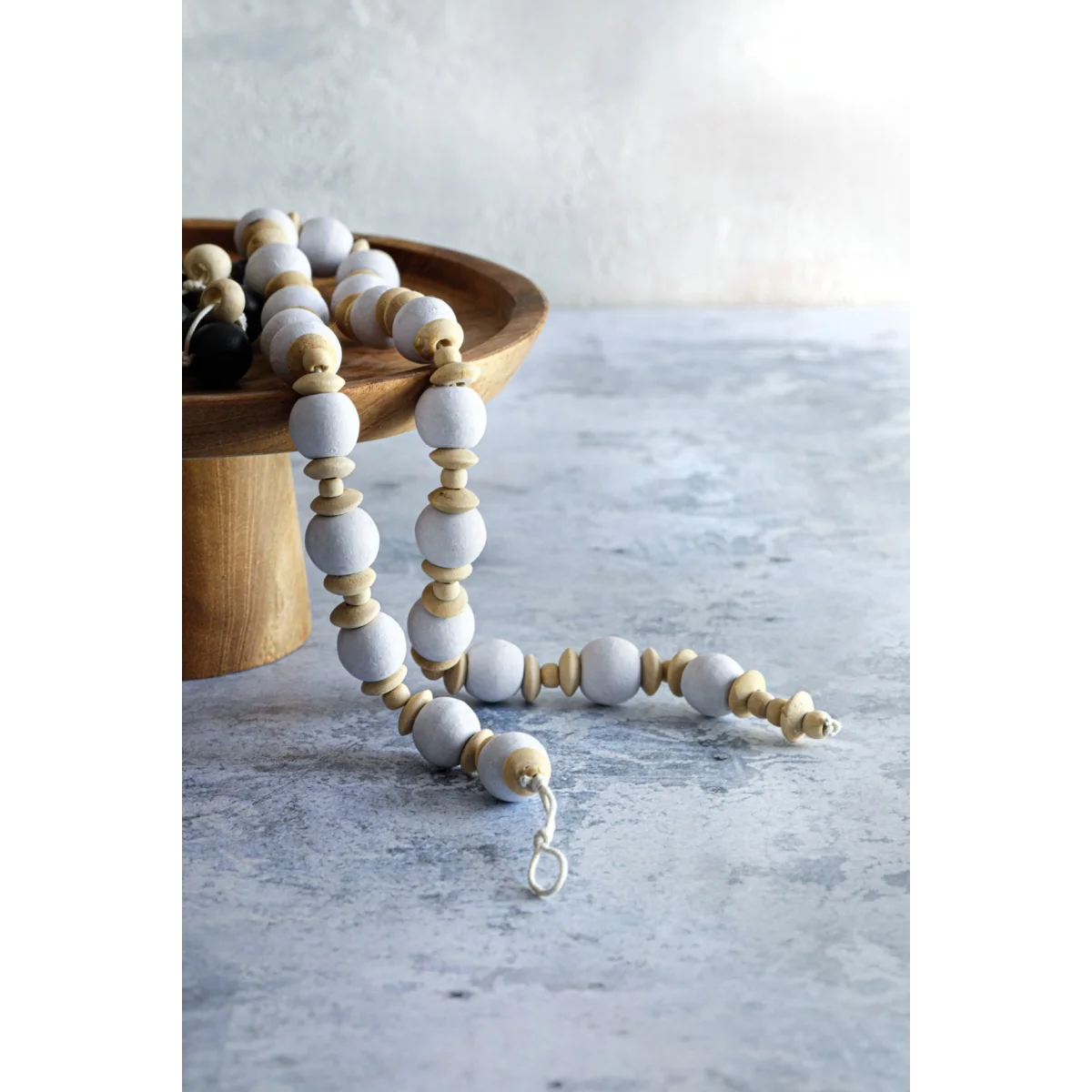 Collier décoratif en perles blanches et or avec fermoir argent