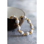 Bracelet perlé blanc et or avec texture bois naturel