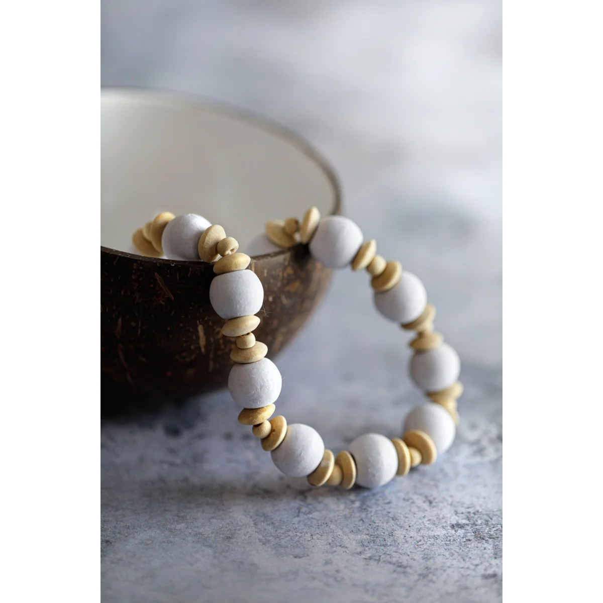 Bracelet perlé blanc et or avec texture bois naturel