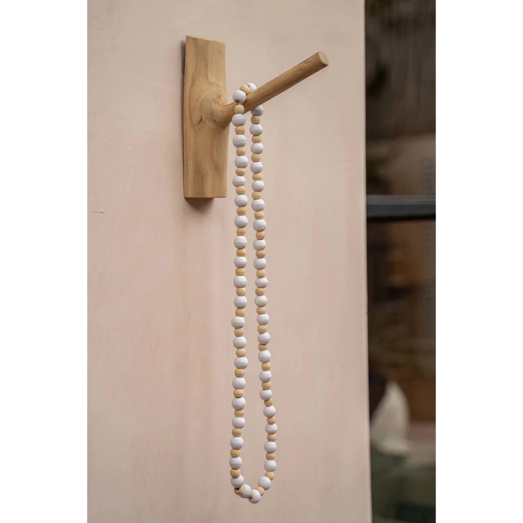 Porte-collier en bois naturel avec perles blanches
