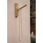 Porte-collier en bois naturel avec perles blanches