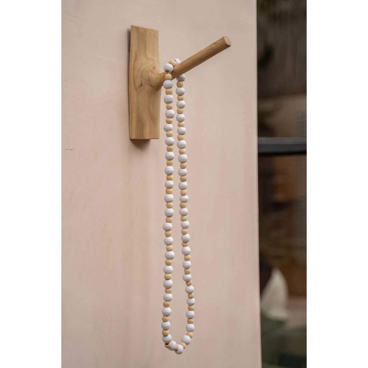 Porte-collier en bois naturel avec perles blanches
