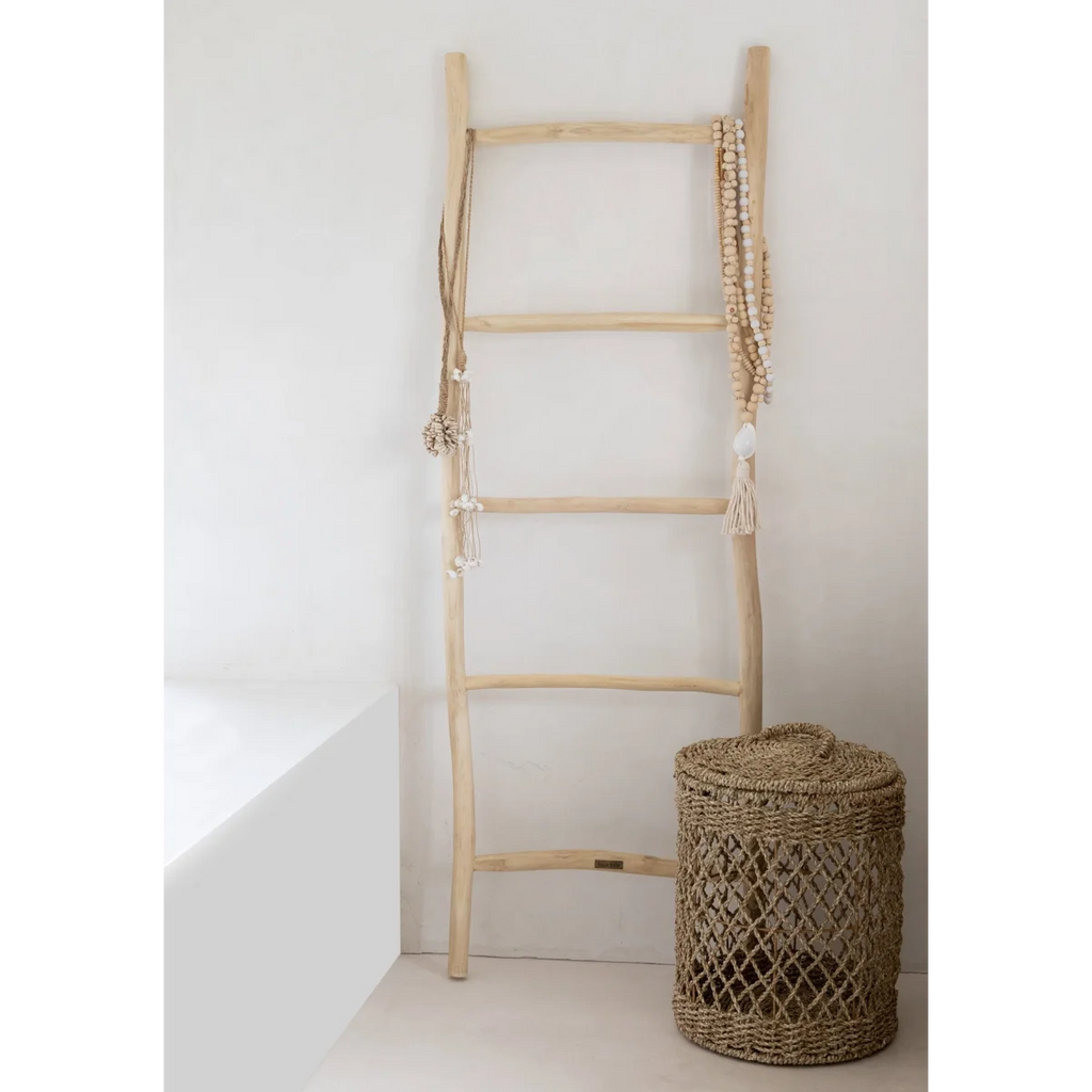Échelle en bois avec panier tressé et accents macramé rustique