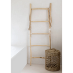 Échelle en bois avec panier tressé et accents macramé rustique