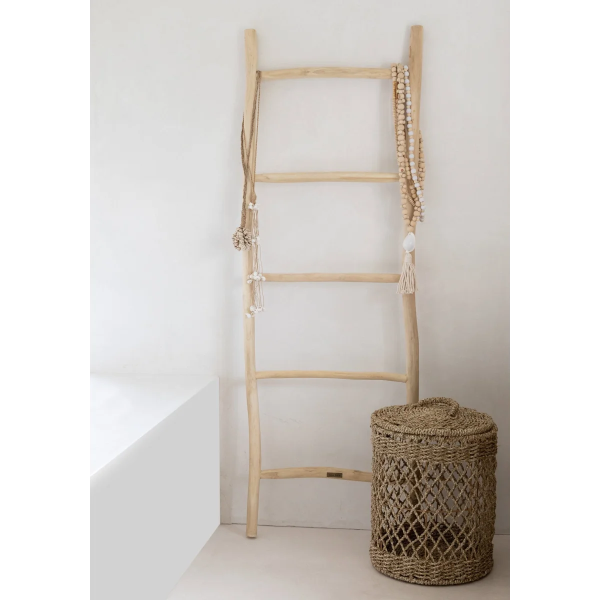 Échelle en bois avec panier tressé et accents macramé rustique