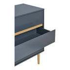 Commode 3 tiroirs en bois peint bleu gris avec pieds en bois clair, ouverte