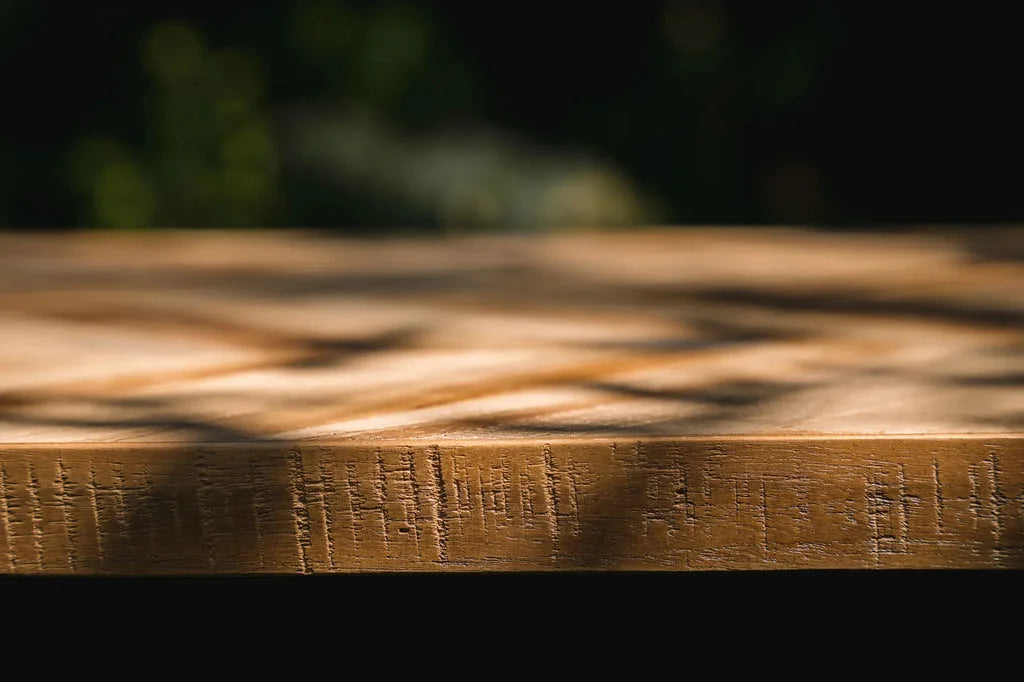 Table en bois avec bordure texturée pour La Console à Chevrons Naturel