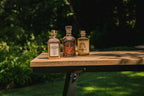 Trois bouteilles de liqueur sur la console à chevrons Naturel