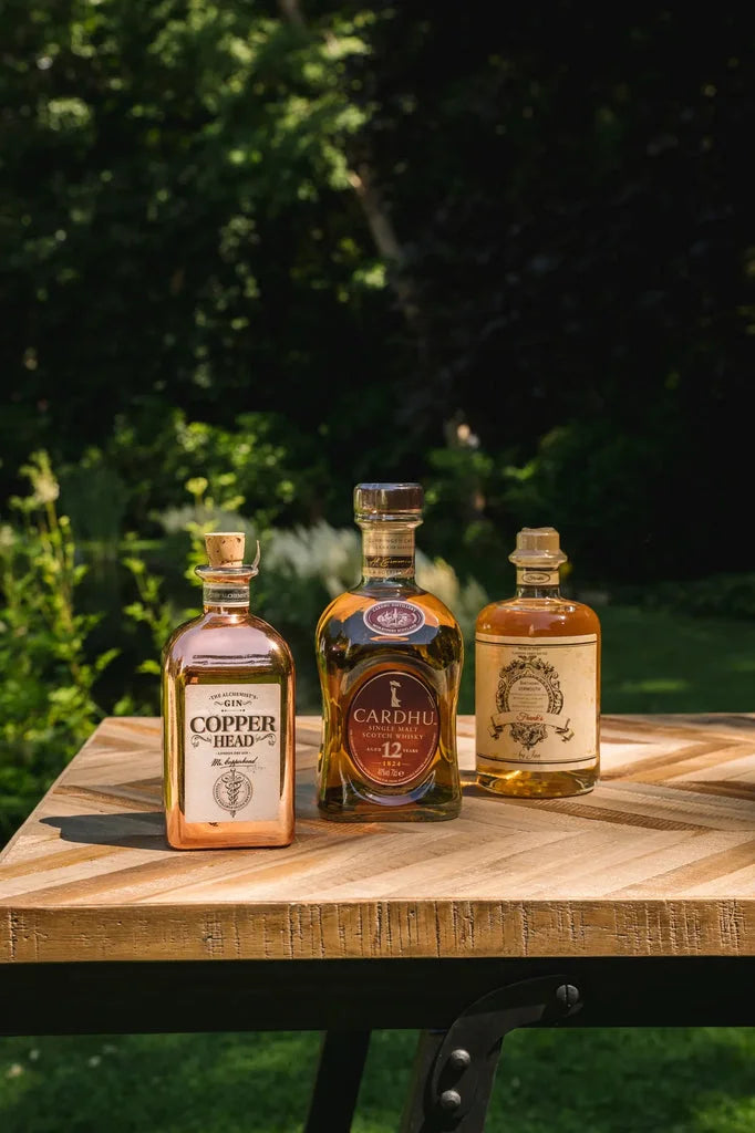 Trois bouteilles de liqueur devant la console à chevrons Naturel