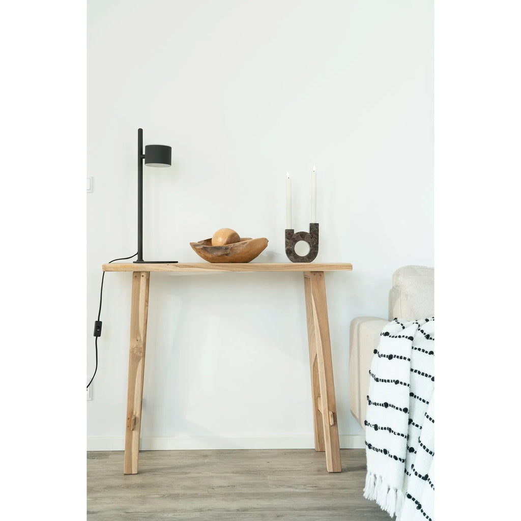 Console en bois de teck naturel avec objets décoratifs pour un style minimaliste