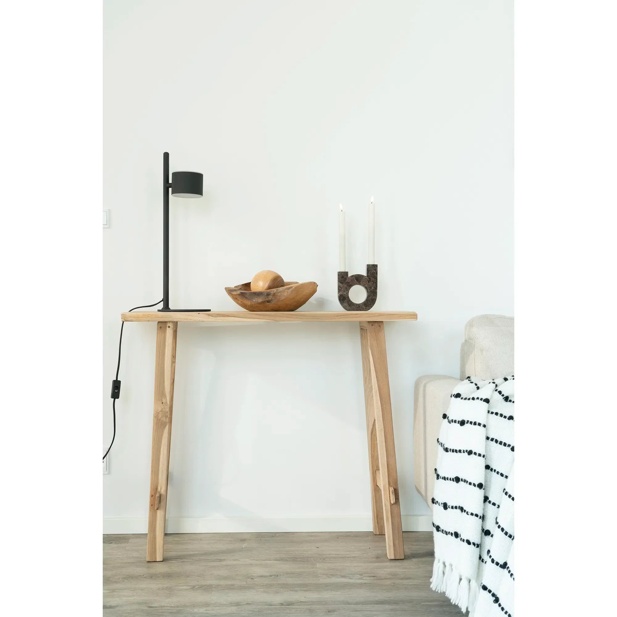 Console en bois de teck naturel avec objets décoratifs pour un style minimaliste