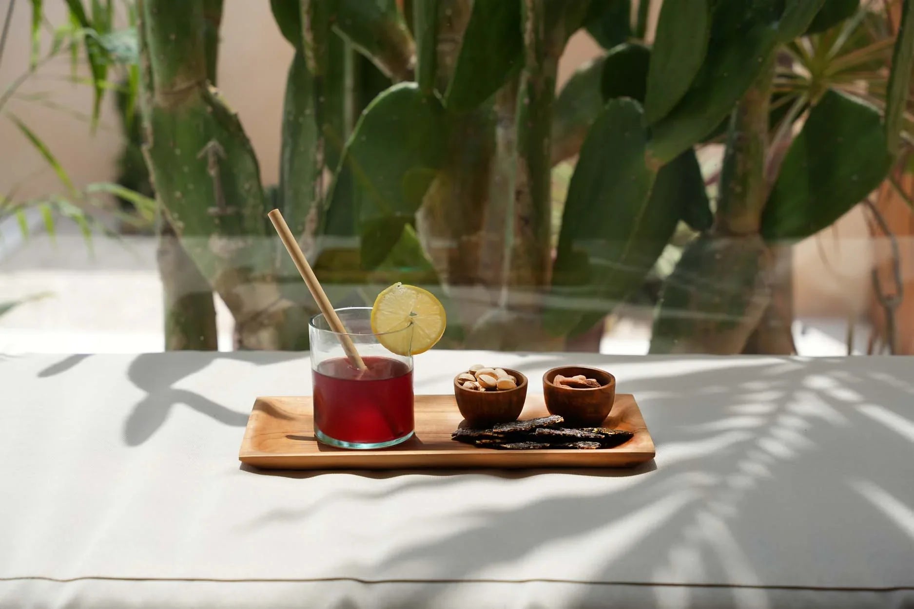 Boisson rafraîchissante avec snacks sur un plateau en bois de teck naturel artisanal