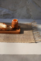 Oeuf mollet avec toast dans un coquetier en racine de teck naturel artisanal