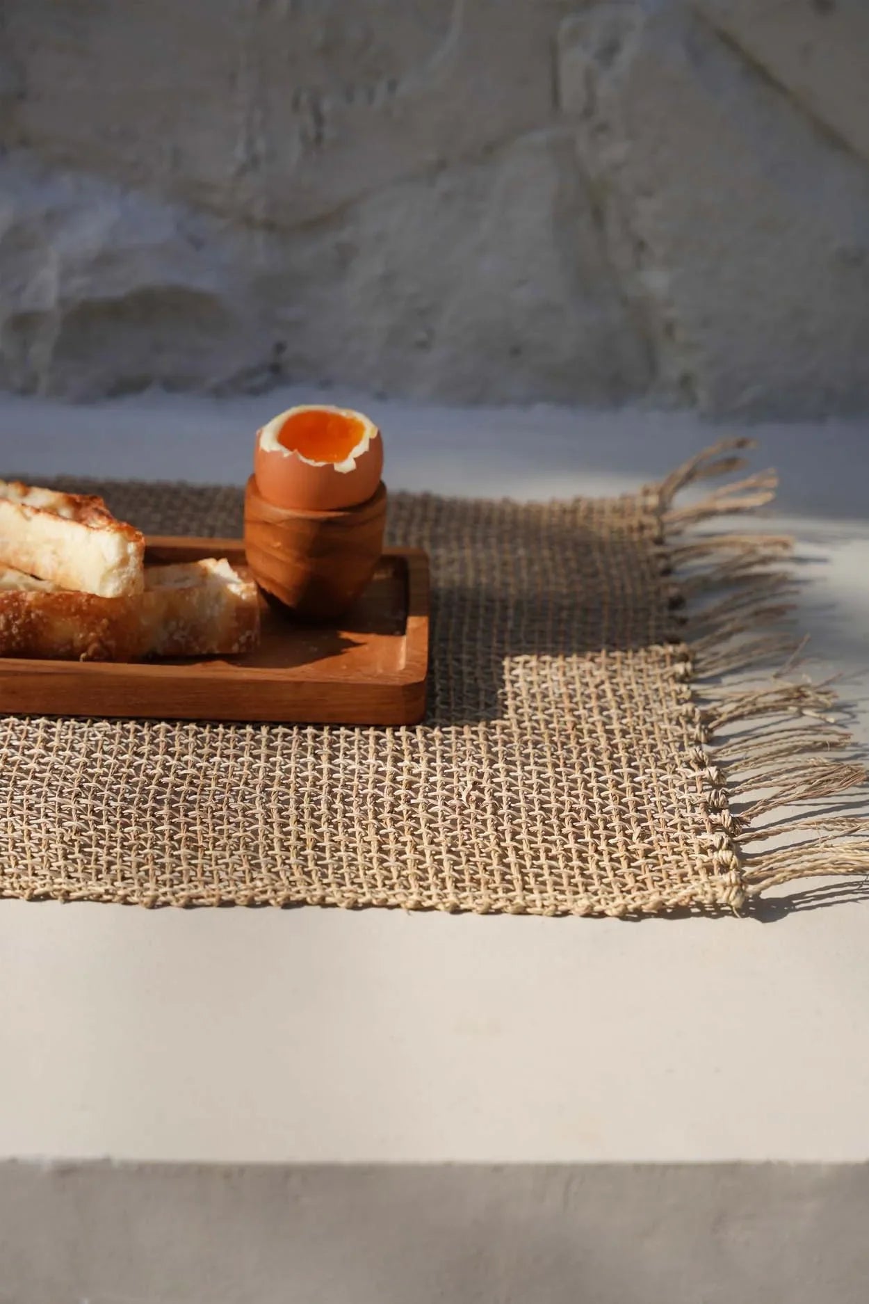 Oeuf mollet avec toast dans un coquetier en racine de teck naturel artisanal