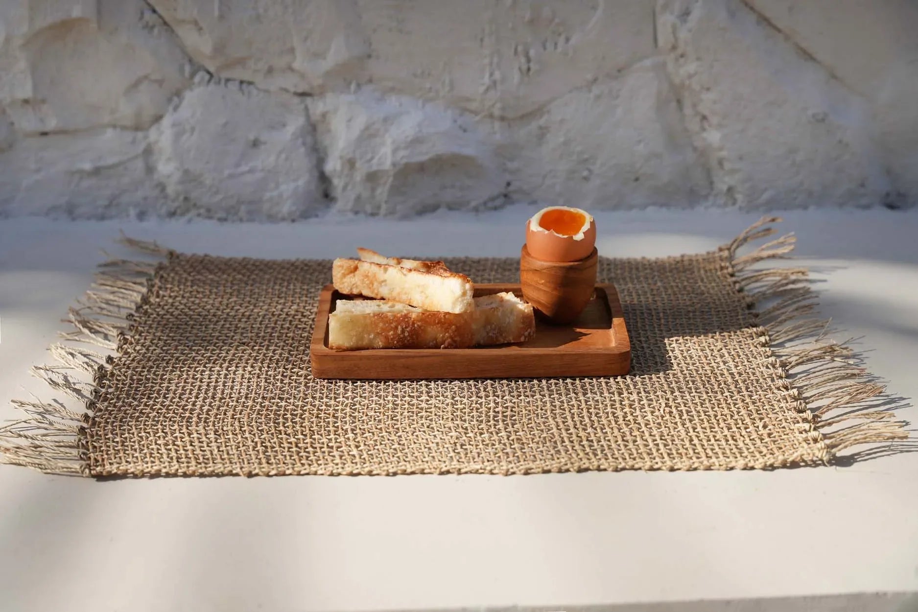 Petit-déjeuner avec œuf mollet et toast dans un coquetier en racine de teck naturel 5 cm artisanal