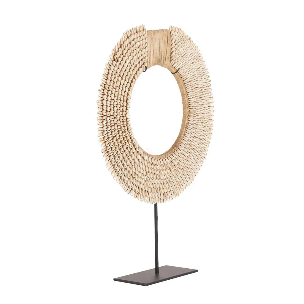 Coquillage décoratif perlé sur socle en coquille naturelle