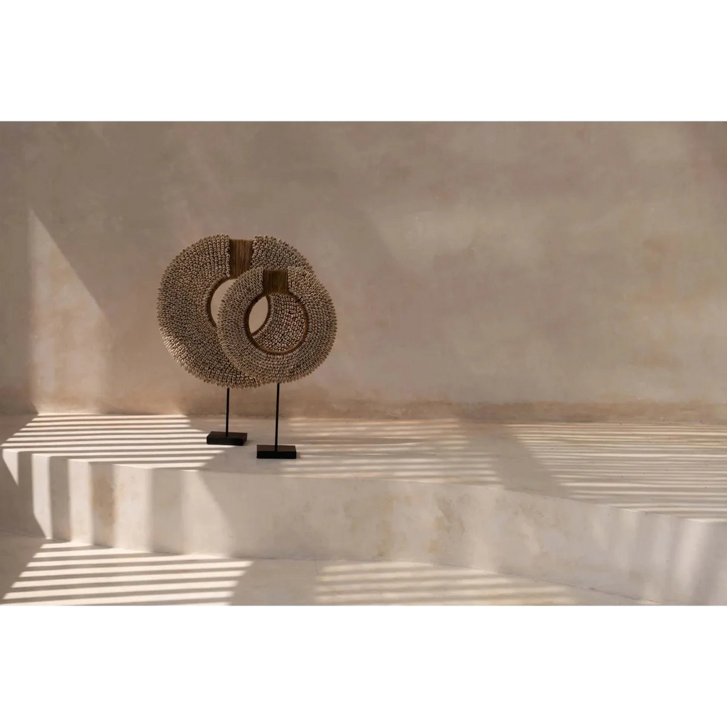 Coquillage décoratif perlé sur socle en coquille naturelle