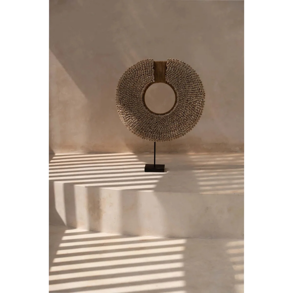 Coquillage décoratif perlé sur socle en coquille naturelle