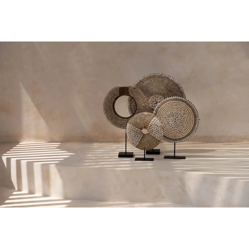 Coquillage décoratif perlé sur socle en coquille naturelle