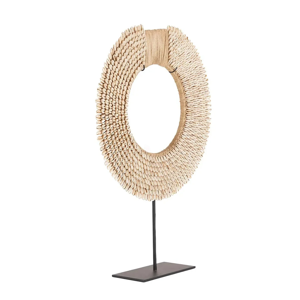 Anneau décoratif en coquille naturelle avec coquille Cowrie sur socle élégant